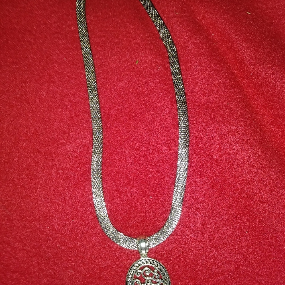 Silver neckness